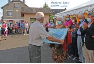 Remise d'un cadeau à Madame Sénéjoux pour son active participation à créer cette exposition